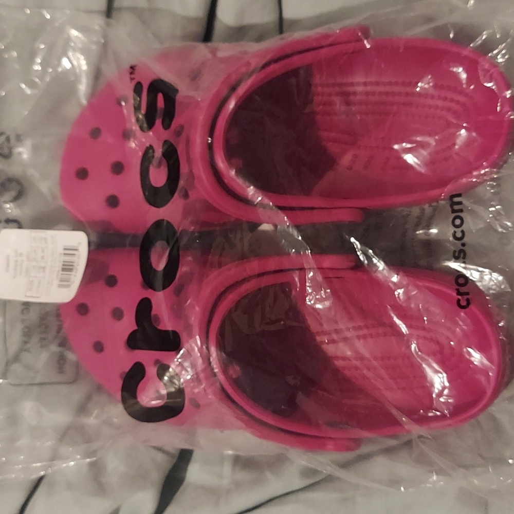 NWT fuchsia crocs for the summer.  Size 8 in women
